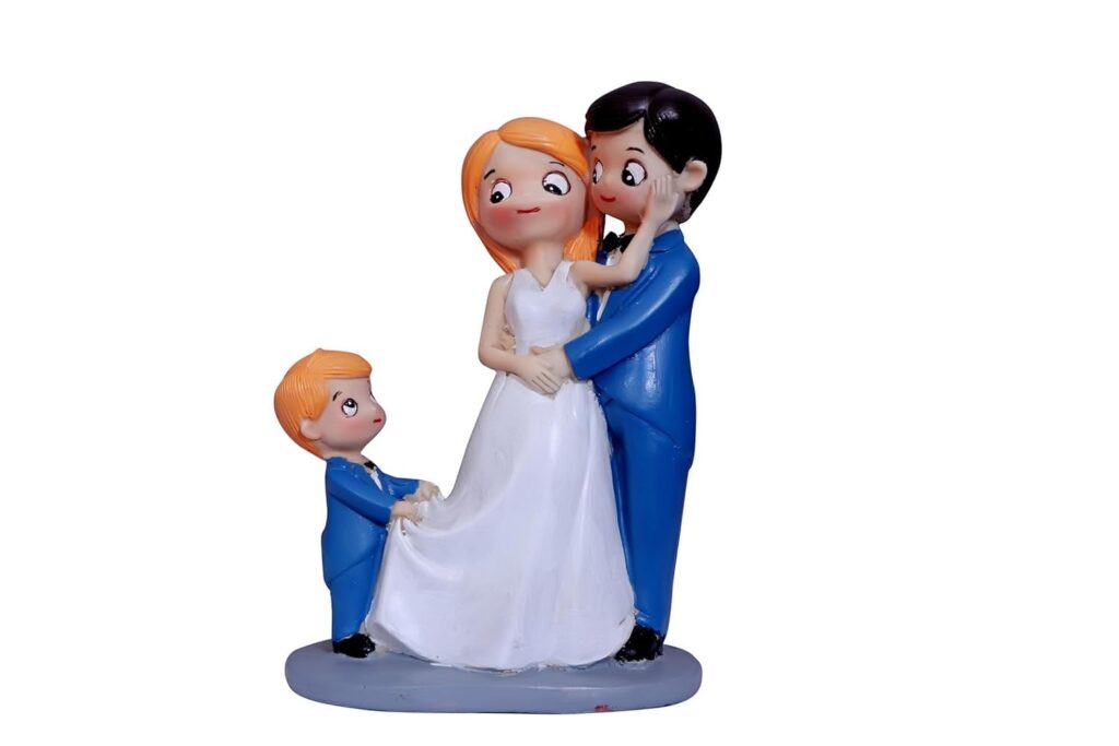 Happy Family Couple Figurine with Child 7.5 Inch Resin Showpiece for Home Decor Living Room Shelf Tabletop Decoration Wedding for Couples